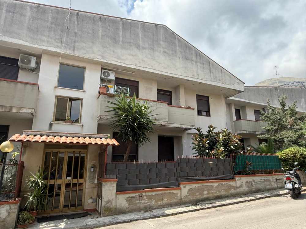 3 VANI - PIANO TERRA CON TERRAZZI - ZONA BORGO NUOVO
