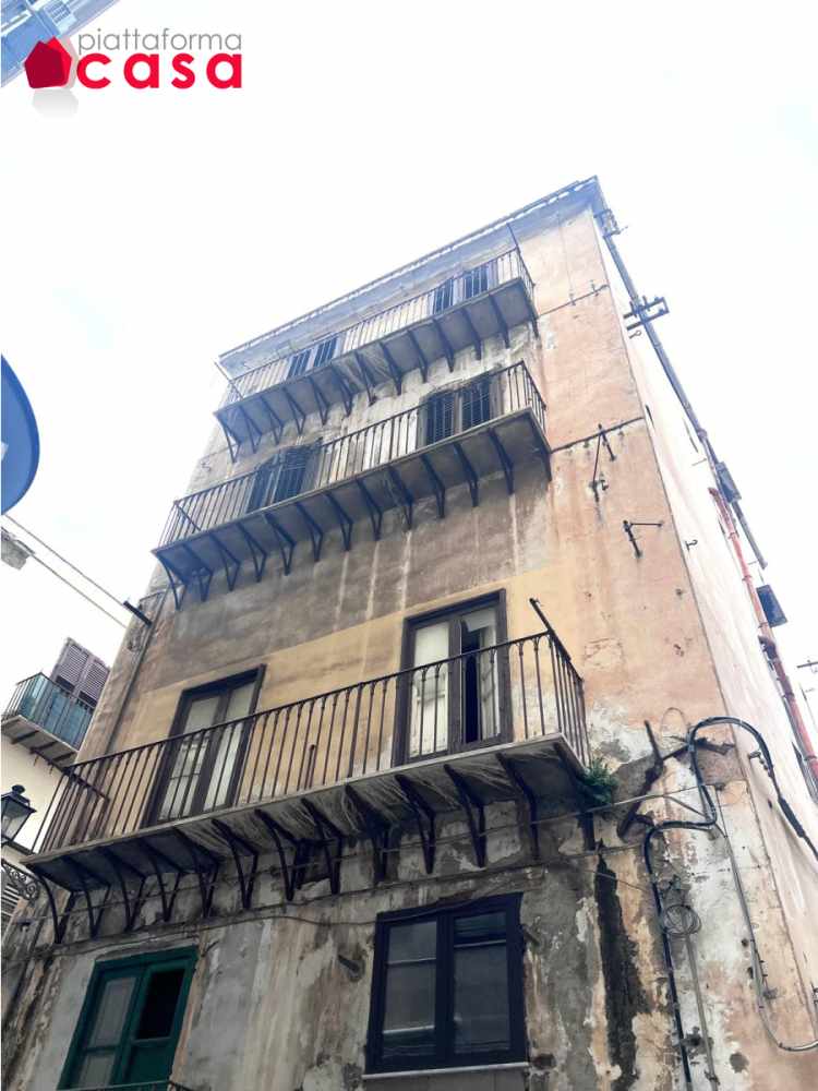 Edificio nel Centro storico difronte le Poste Centrali
