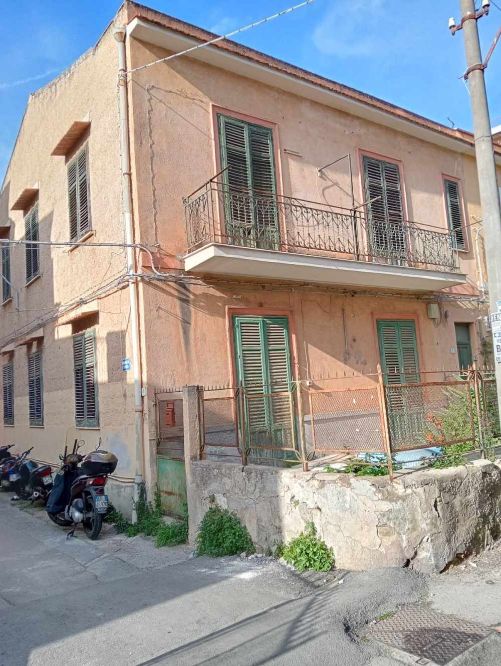 CASA INDIPENDENTE CON 2 APPARTAMENTI - ZONA PALLAVICINO